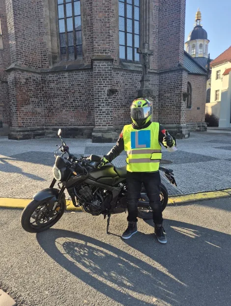 Žák s motocyklem autoškoly Remi
